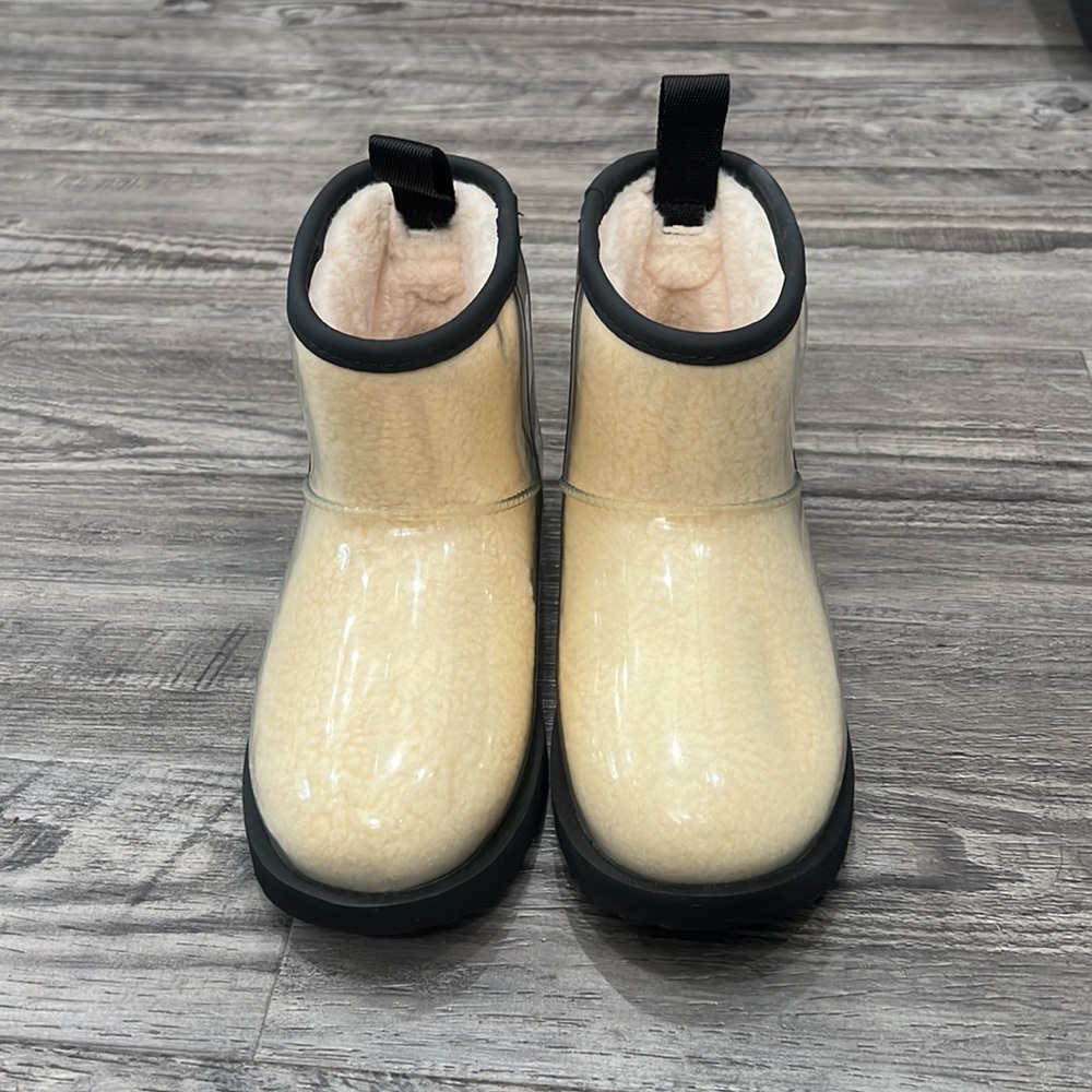 New UGG Kid’s Classic Clear Mini II Boots - Picture 2 of 11